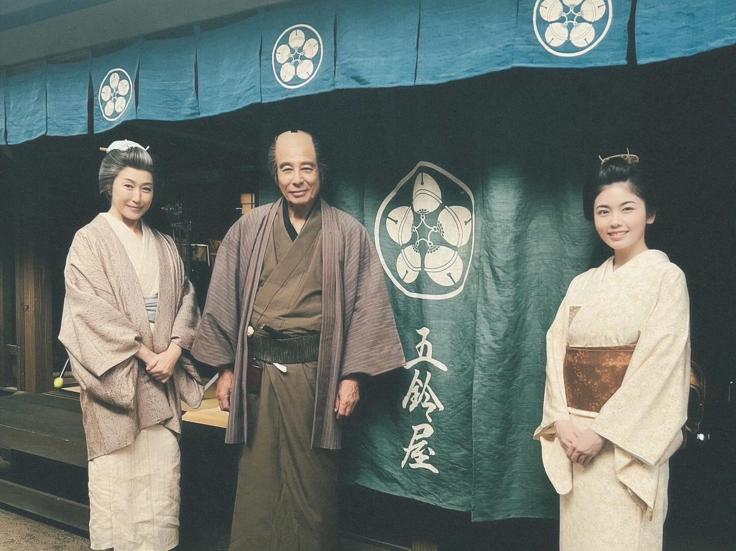 小芝風花、主演ドラマのオフショットを公開！名俳優とのショットにファン「とても豪華な俳優陣！！」