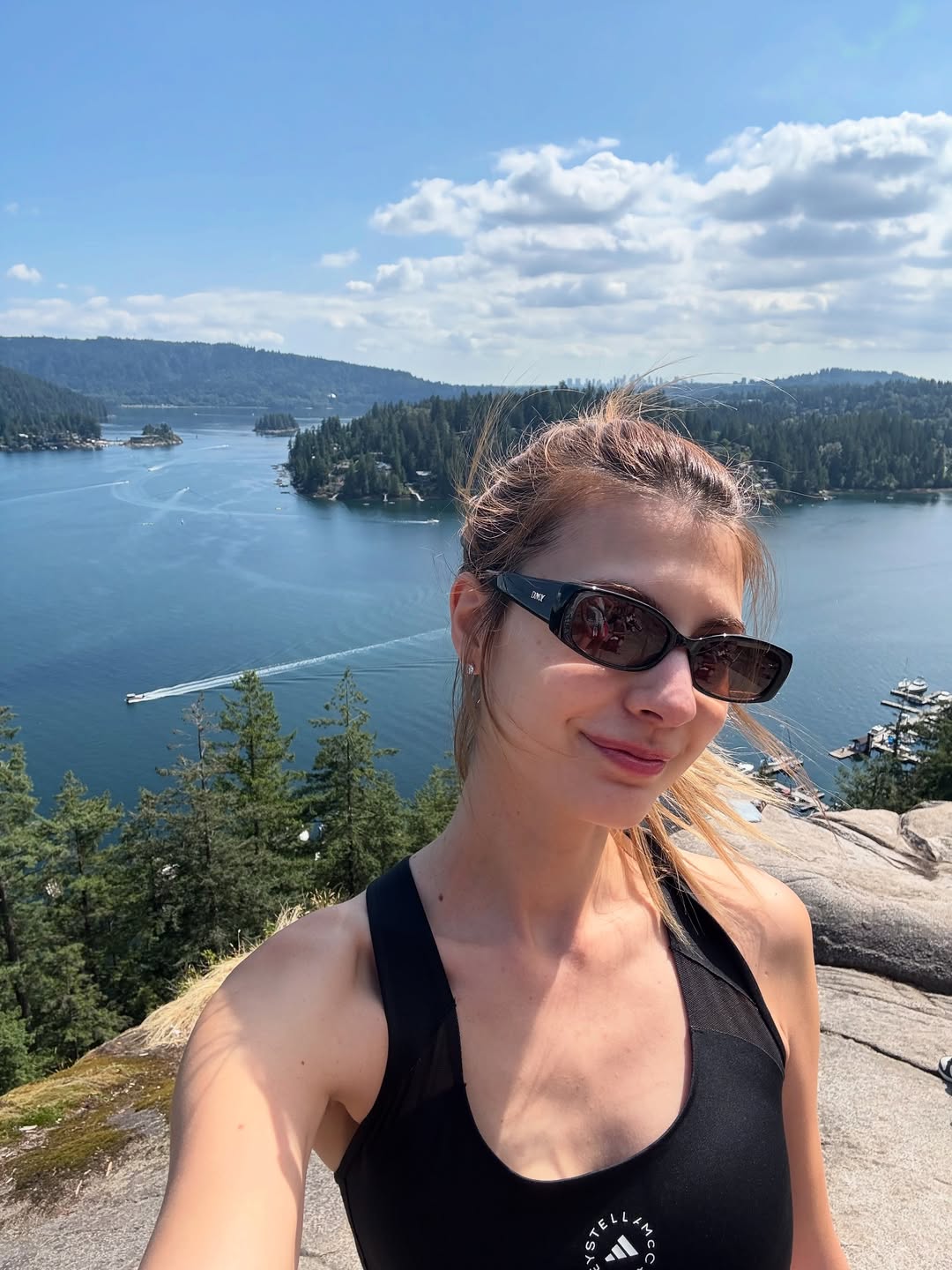 「マイナスイオンに癒されたっ」マギーの超美スタイル際立つハイキングショットにファン歓喜！