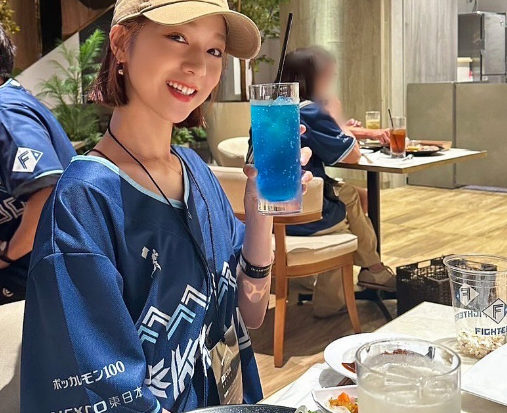 「めちゃくちゃ可愛い」美女タレントの野球観戦記！ユニ姿の”祝杯ショット”にファン歓喜「青いユニも似合いますねっ」