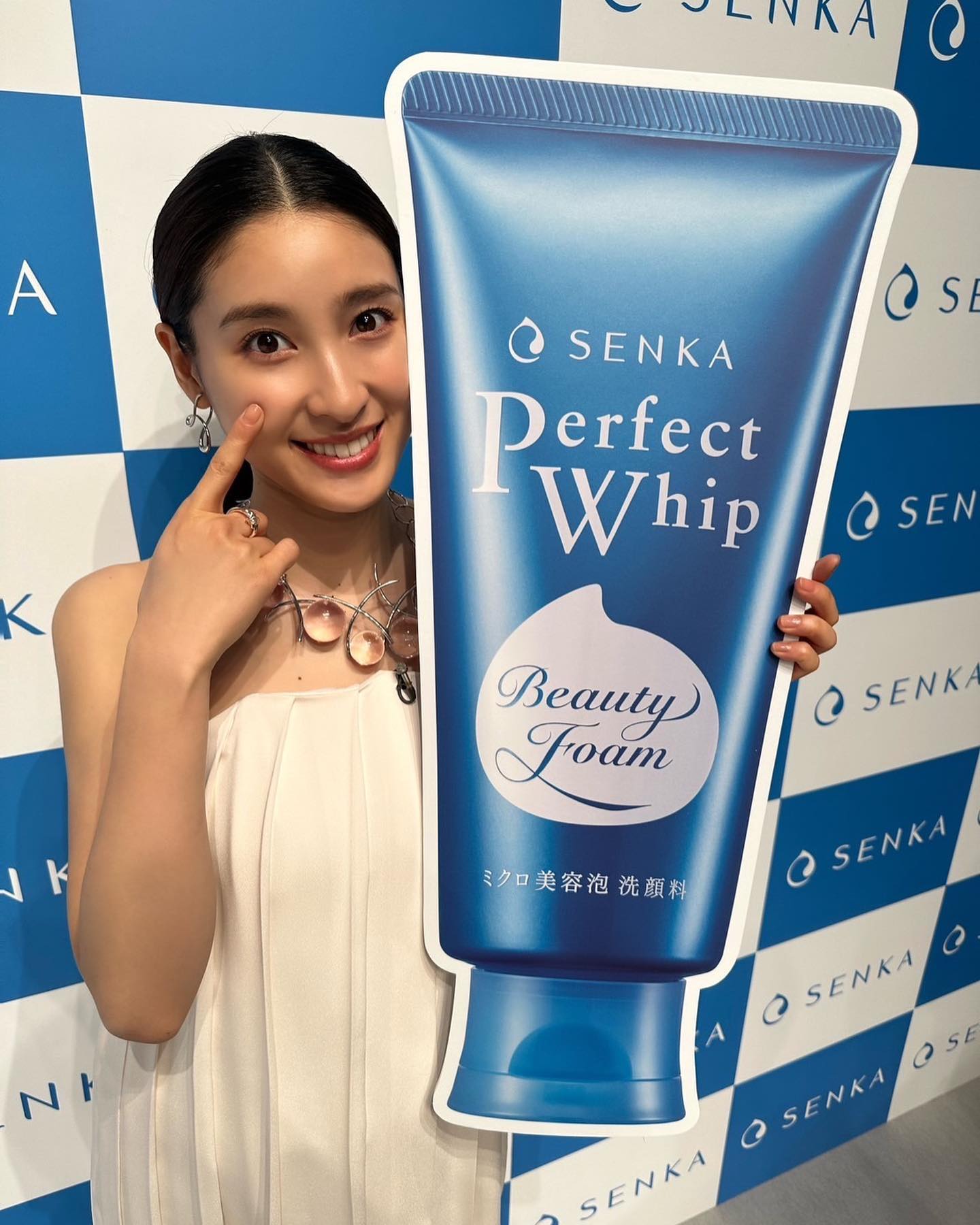 ”妊娠中”の土屋太鳳が美デコルテ際立つ純白ドレス姿を公開📸