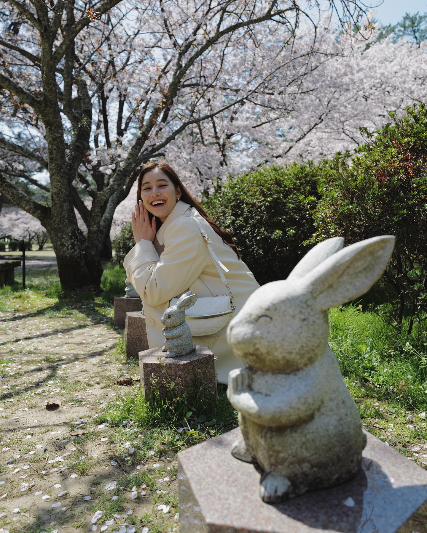 まるで恋人気分⁉︎💕新木優子さんのお茶目ショットに「どうしたらこんなに可愛い生物産まれるの」