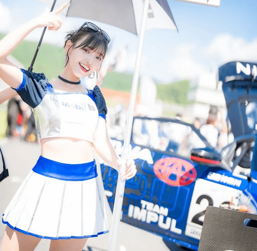 「すごく綺麗で可愛いです」人気レーシングサポーターズの美女、美脚輝く”ブルー・ドリームショット”を披露にファン釘付け！