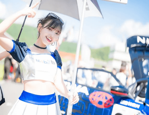 「すごく綺麗で可愛いです」人気レーシングサポーターズの美女、美脚輝く”ブルー・ドリームショット”を披露にファン釘付け！