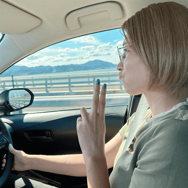 目線を下さいと言いたくなる！？狩野舞子の海岸沿いドライブビューフォト