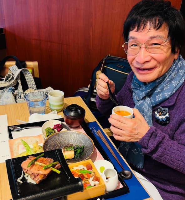 尾木ママ、“デザートも豪華”な和食ランチに大満足！