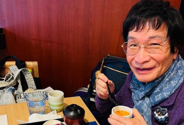 尾木ママ、“デザートも豪華”な和食ランチに大満足！
