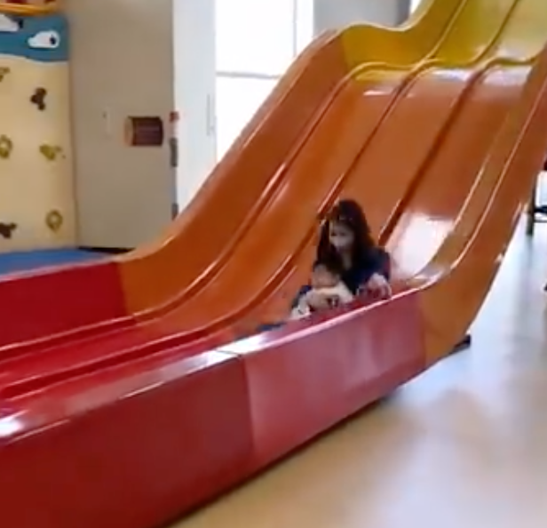 篠田麻里子さん九州旅記録を公開✈親子で巨大滑り台に大はしゃぎ！？