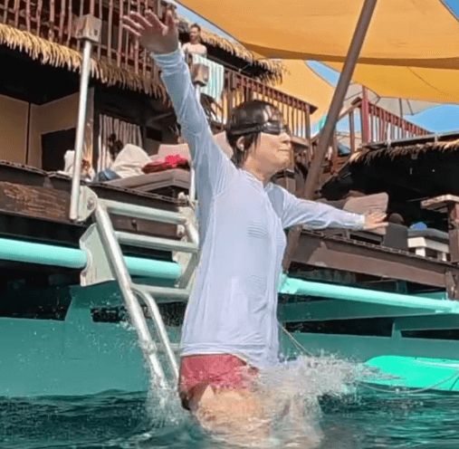 「泥まみれ写真すみません」美女アナウンサー、海上レストランからの”情熱ダイブ・ムービー”を披露し反響続出！「泥まみれでも可愛い」