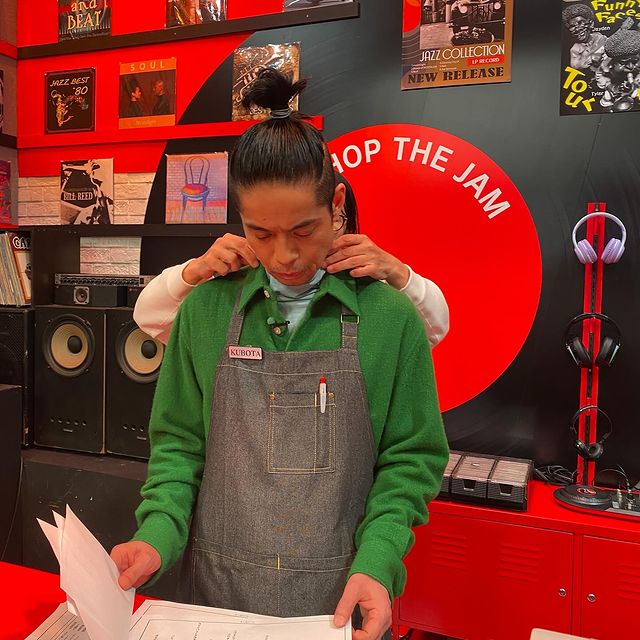 「特製ネームプレート&エプロンと」久保田利伸、"TOSHINOBU KUBOTA THE JAM"に向け準備に余念なし⁉