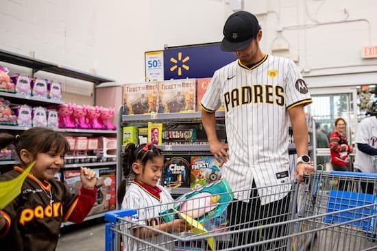 ダルビッシュ有 地元の小学生と一緒にショッピング