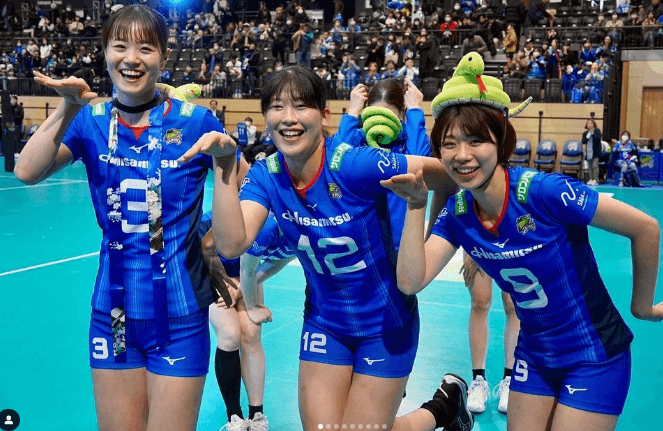 「年始から良いものを見れました」話題の美女バレーボール選手”ヘビ乗せ・ブッ飛びショット”を披露しファン悶絶！