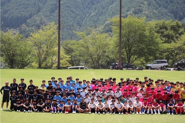 熱気あふれる！元サッカー日本代表・坪井慶介がカナリアサマーフェスティバルで子供たちと交流