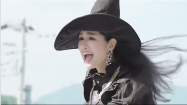 「ほけんの窓口」の新CMに魔女の姿でアンミカ出演