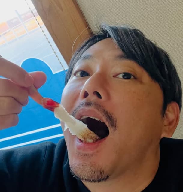 どういう表情！？俳優・今井翼 豪快にカニを喰らう！