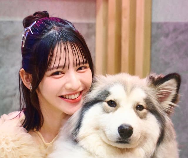 FRUITS ZIPPER鎮西寿々歌、“推しハスキー”と夢のバックハグ！「もふもふ最高♡」