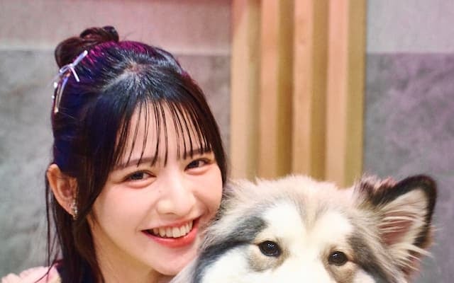 FRUITS ZIPPER鎮西寿々歌、“推しハスキー”と夢のバックハグ！「もふもふ最高♡」