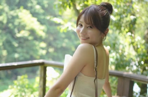 「めっちゃきゃわいいよぉ〜」人気モデル、渓谷の茶屋で魅せた”ノースリーブ＆風車ムービー”にファンうっとり「美しい」