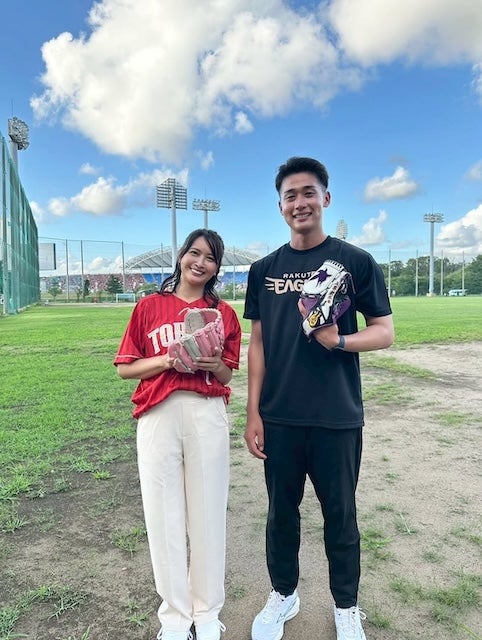 加藤夏希、元プロ野球選手・小峯新陸と始球式練習ショットを公開