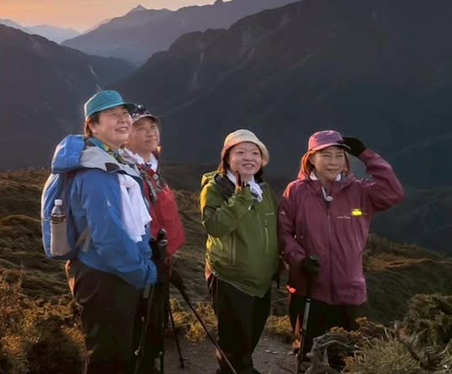 「めっちゃいい写真！」椿鬼奴、イッテQの温泉同好会メンバーで登山した際の写真をアップ