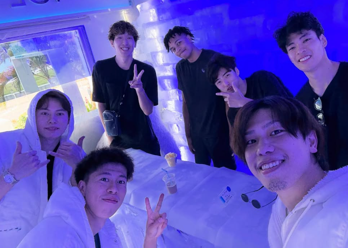 「氷点下でも笑顔」バレー日本代表・髙橋藍、チームで沖縄ウミカジテラス満喫ショット公開！