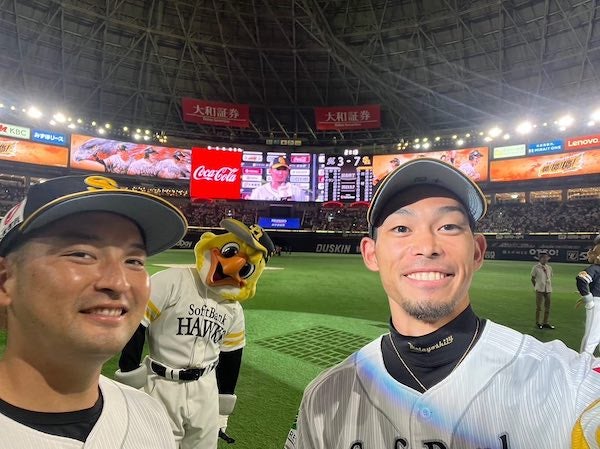 ソフトバンク又吉広報「遅くなりすみません🙇🙇」❗️❓ヒーロー3人の写真に「沖縄オリオ最高👏👏👏」