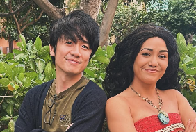 風間俊介、アウラニでモアナと2ショット「タウタイ・モアナと寝癖の風間」