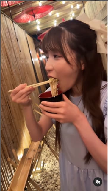 もえあずが流しそうめんを食らう