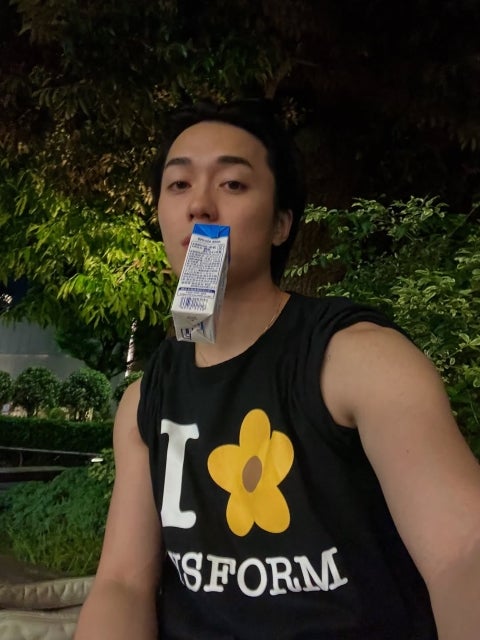 砂田将宏、「牛乳片手に夏モード突入」の無造作ストリート感にドキッとする夜