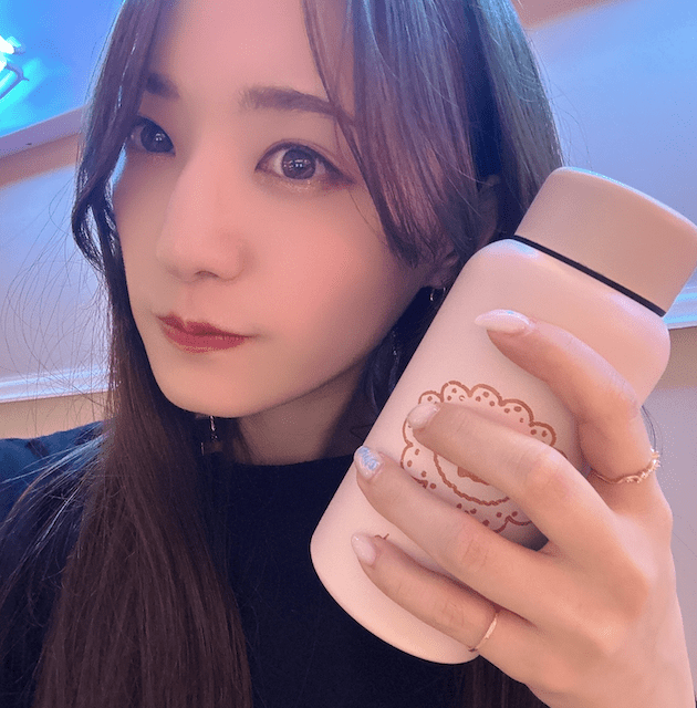 元乃木坂46 現プロ雀士・中田花奈 自身のグッズとともに自撮り