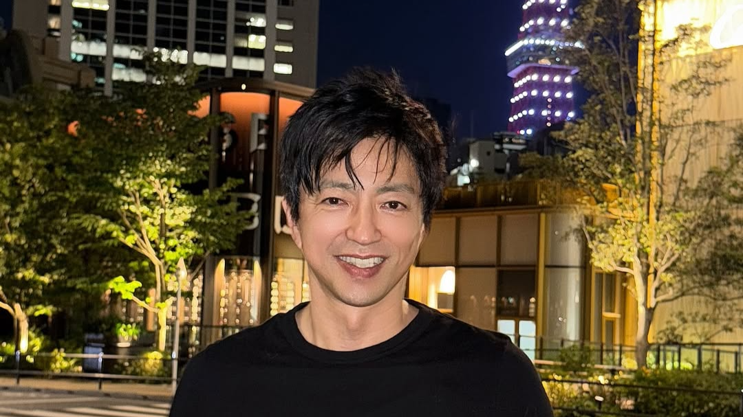 「かっこいいー！！」大沢たかお、東京タワーを背景にした笑顔ショットにファン歓喜！