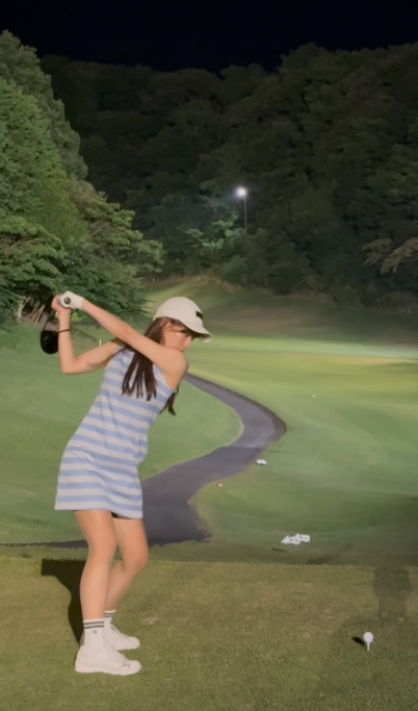 「So so so cute！」ノースリミニスカウエアで美脚披露！美女ゴルフタレント、ナイターゴルフで見せたナイスショットにファン歓喜！