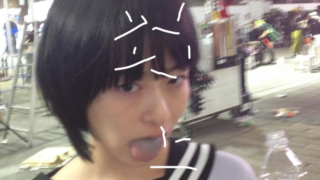 “青い舌”の秘密は役作り?制服姿の人気女優が大胆変身で話題沸騰