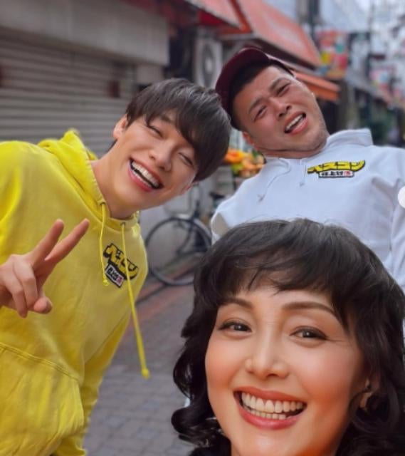 南果歩が“ベスコングルメ”出演、蒲田の絶品串焼きを堪能