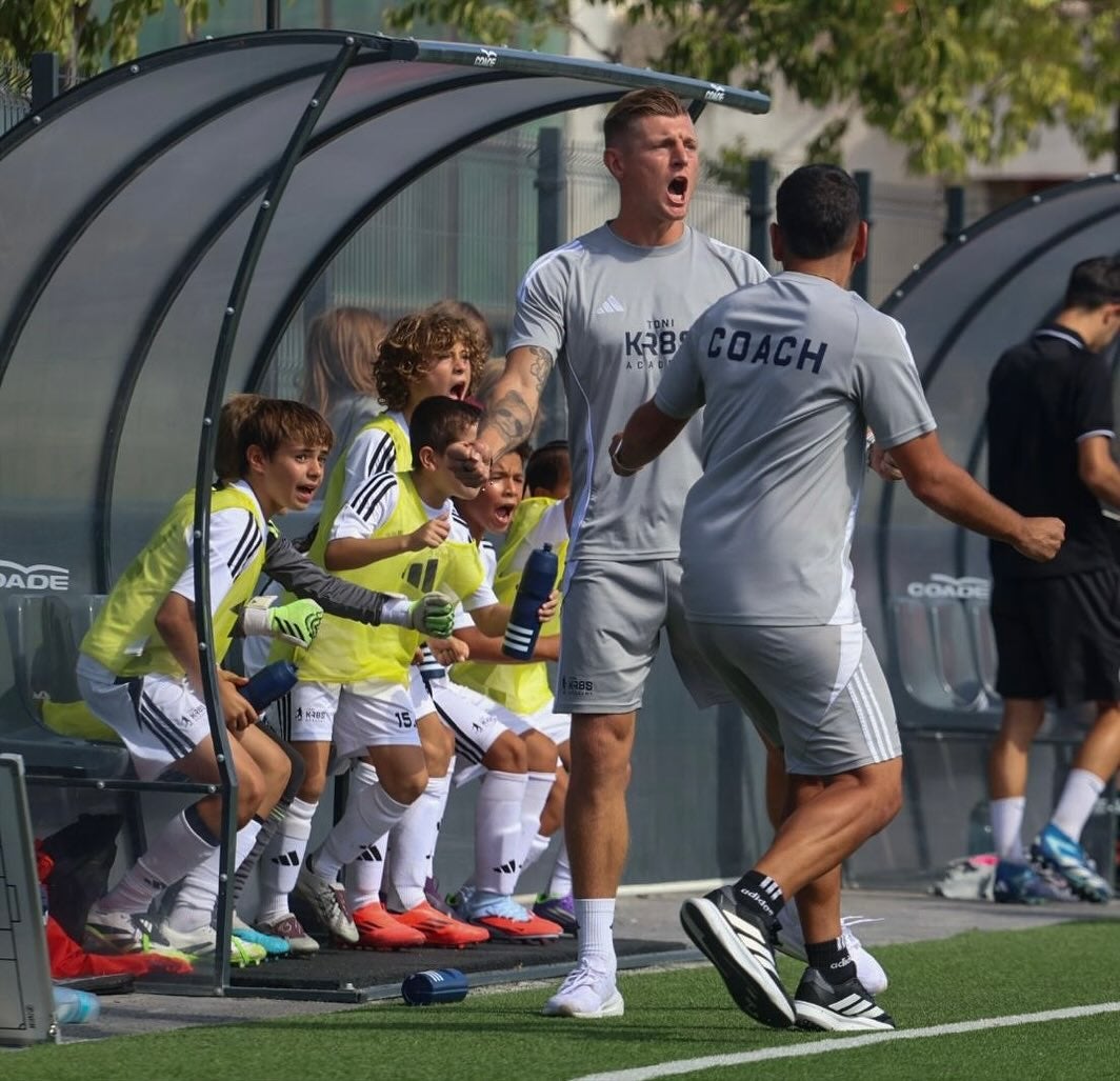 スペインに“ユルゲン・クロップ”降臨！？トニ・クロース、アカデミーで見せた熱血指導に反響