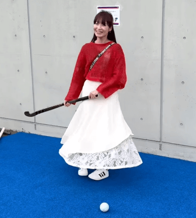 「スポーツ万能だね！いつも可愛い」美女スキムボーダー、ホッケーに覚醒！？動きがチャーミングだとファンほっこり「運動神経抜群」