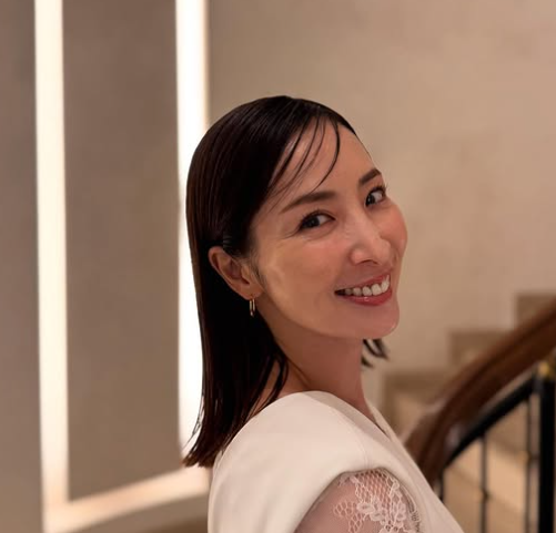 「紫外線対策」元宝塚トップスター真飛聖、『Lypo‑C』イベントで濱野院長とトーク