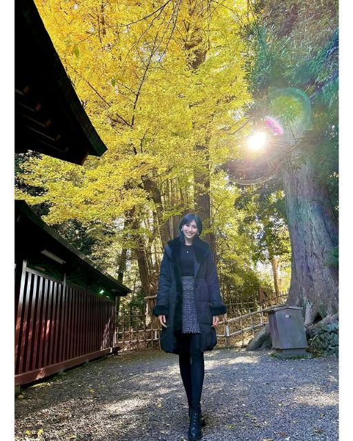 「今年はまだまだ鮮やか」美人キャスター・横山ルリカ、色づくイチョウバックに