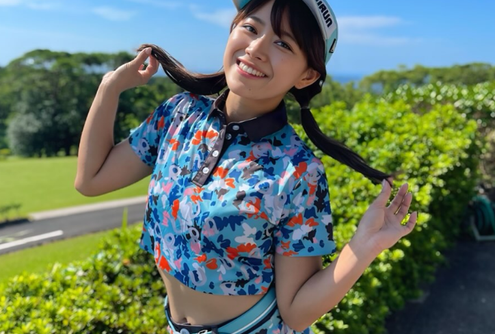 「可愛過ぎ」元AKBのゴルフ美女子、”美的ヘソ出しショット”を披露！ランキングTOPに輝いた報告も行いファン歓喜