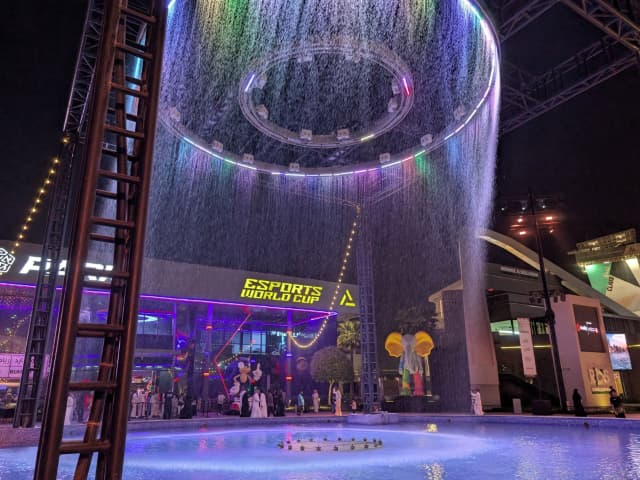 「夜飯がてら会場敷地内」プロゲーマー・ぷげらがEWCの会場を視察