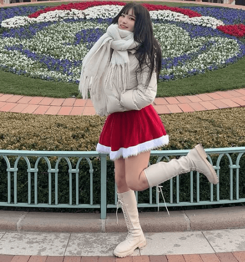 「メロンサンタクロース、推参じゃっ！」あのラウンドガール、夢の国の”お花畑・バックショット”披露でファン夢心地！