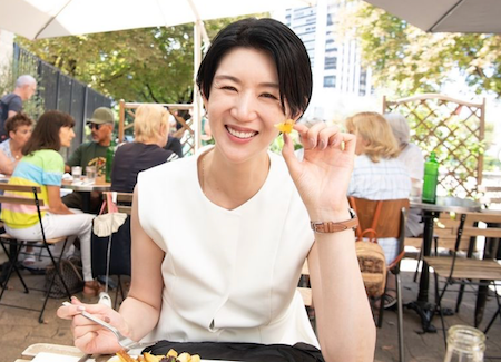 栗原恵、フランスの優雅なカフェ時間に憧れの声