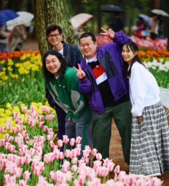 「雨の中でも笑顔満開」市川由衣、かが屋との写真旅を満喫