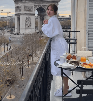 「優雅だ…」バスローブ姿の人気モデルが見せた、”凱旋門前ホテル”のベランダムービーに反響！