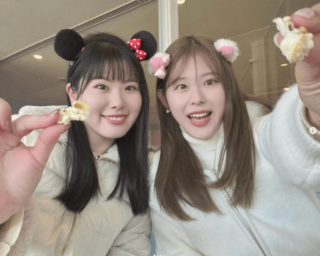 吉田鈴、風に舞うポップコーンも笑顔に　尾関彩美悠とディズニー満喫
