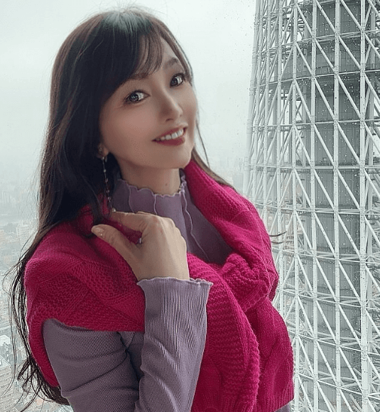 「絶対的な女神！」国宝級アラフィフ美魔女、大都心のパノラマをバックに”微笑みのエレガントショット”を魅せファンうっとり