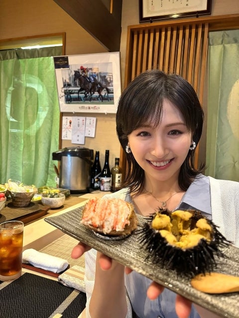 カニ！ウニ！美人キャスター・横山ルリカ、北海道の海の幸に思わず口角あがる激カワショットにファンメロメロ！