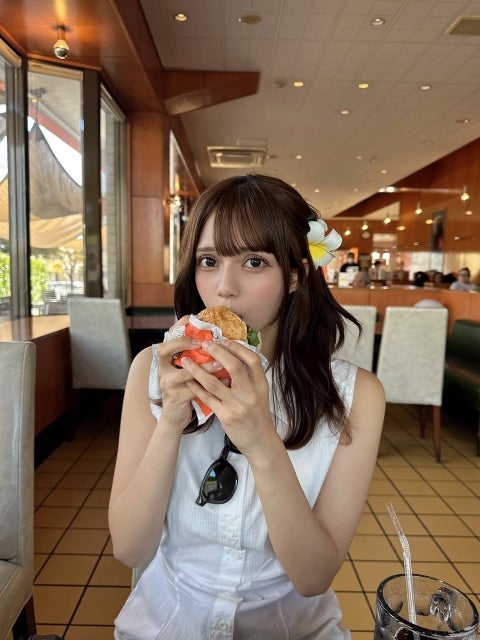 「はい可愛すぎて地球の温度あがりました」CANDY TUNE・南なつ、顔サイズのハンバーガーをガブリ！可愛すぎるショット連発にファンメロメロ
