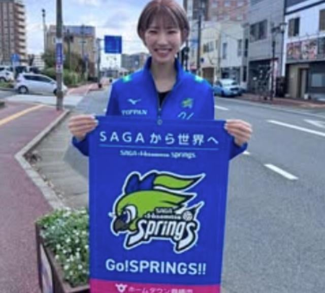 元バレー選手・石井優希、鳥栖駅前でフラッグ貼り替え作業に参加！「スポーツで街を盛り上げたい」