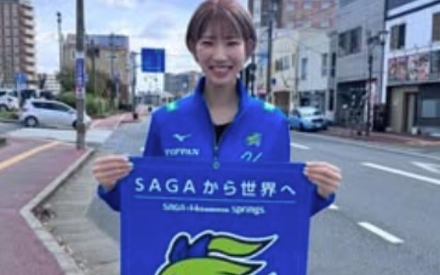 元バレー選手・石井優希、鳥栖駅前でフラッグ貼り替え作業に参加！「スポーツで街を盛り上げたい」