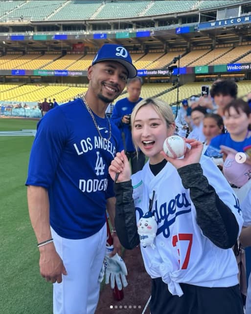 長崎望未がドジャースの選手とのツーショットを投稿！